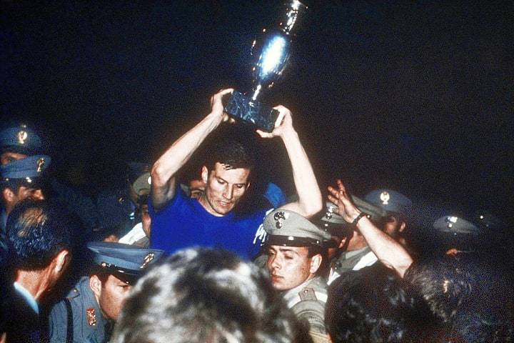 Giacinto Facchetti, capitán italiano, levantando el trofeo