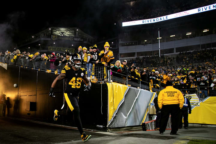 Pittsburgh Steelers outside linebacker Bud Dupree (48) on he sideline  during an NFL football game against the Philadelphia Eagles, Sunday, Oct.  11, 2020, in Pittsburgh. (AP Photo/Keith Srakocic Stock Photo - Alamy