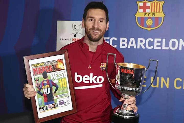 Messi posando con el trofeo de 2020
