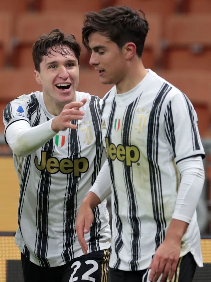 Federico Chiesa rayakan golnya bersama Dybala