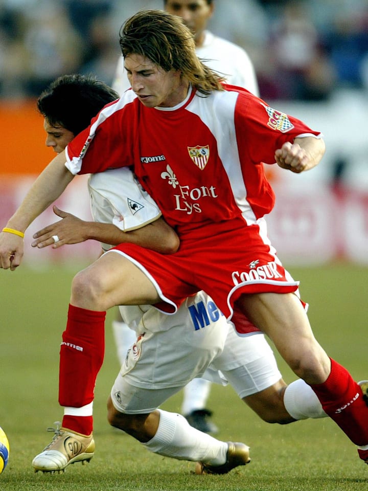 Albacete's Chilean Mark Gonzalez (L) vie