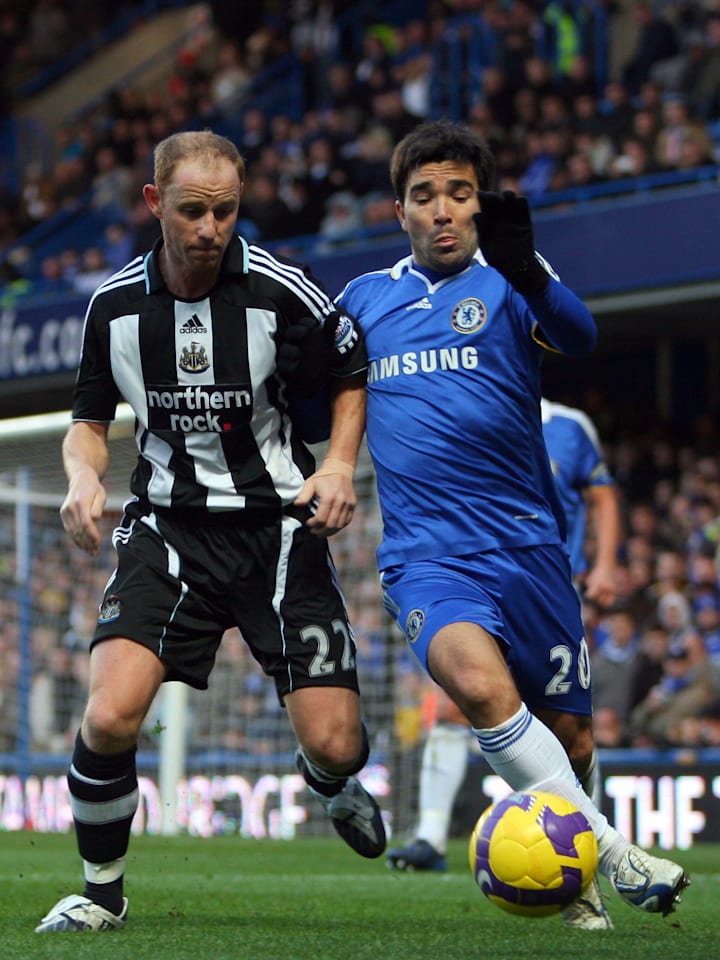 Deco ambil bagian dalam pertandingan vs Newcastle United