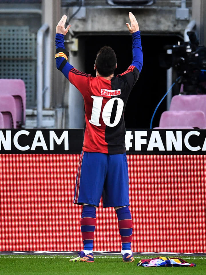 Messi rend hommage à Maradona avec le maillot des Newells Old Boys.