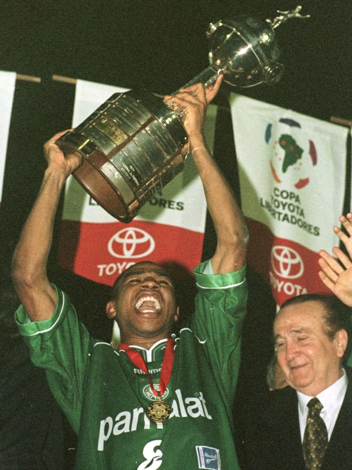 Palmeiras captain Cesar Sampaio raises the trophy