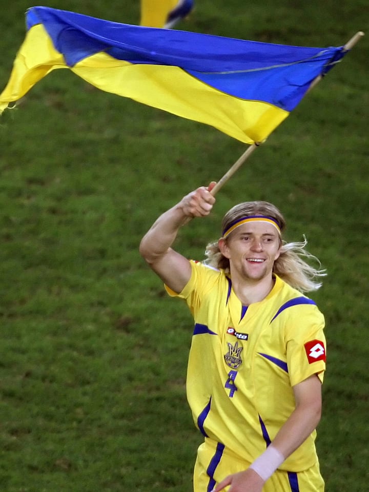 Anatoliy Tymoschchuk hoists aloft his nation's flag