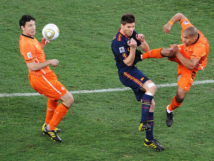 Netherlands' midfielder Nigel de Jong (R