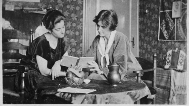 Frieda Belinfante (left) and Henriëtte Hilda Bosmans, her then-partner.