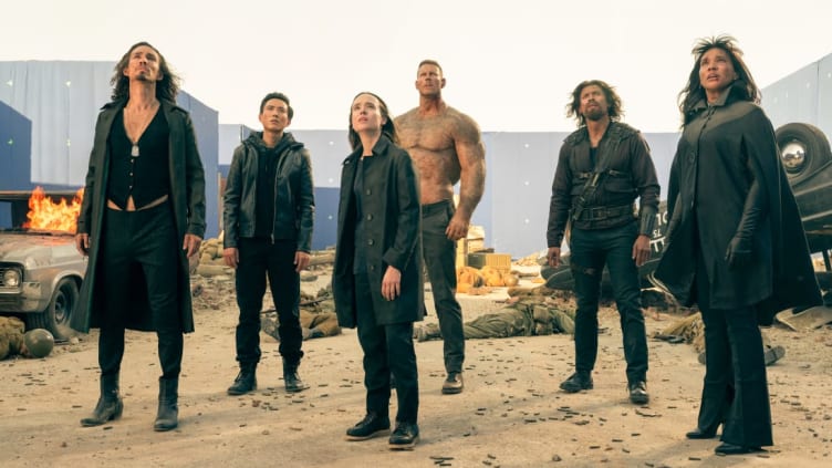 (L to R) ROBERT SHEEHAN, JUSTIN H. MIN, ELLIOT PAGE, TOM HOPPER, DAVID CASTAÑEDA, and EMMY RAVER-LAMPMAN STAR IN NETFLIX'S THE UMBRELLA ACADEMY, WHICH LANDED IN THE NO. 10 SPOT.