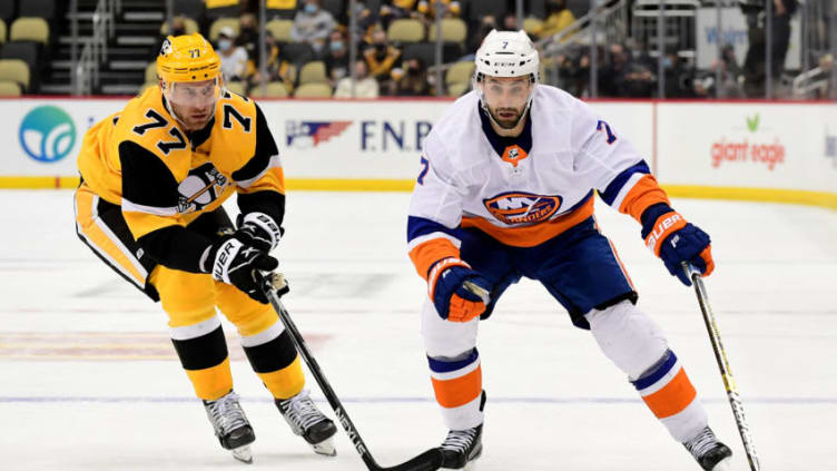 PITTSBURGH, PENNSYLVANIA - MAY 18: Jordan Eberle #7 of the New York Islanders handles the puck against Jeff Carter #77 of the Pittsburgh Penguins during the third period in Game Two of the First Round of the 2021 Stanley Cup Playoffs at PPG PAINTS Arena on May 18, 2021 in Pittsburgh, Pennsylvania. The Pittsburgh Penguins won 2-1. (Photo by Emilee Chinn/Getty Images)