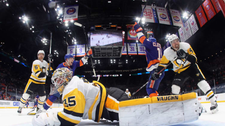 UNIONDALE, NEW YORK - MAY 20: Cal Clutterbuck #15 of the New York Islanders (R) scores at 15:17 of the third period against Tristan Jarry #35 of the Pittsburgh Penguins in Game Three of the First Round of the 2021 Stanley Cup Playoffs at the Nassau Coliseum on May 20, 2021 in Uniondale, New York. The Penguins defeated the Islanders 5-4. (Photo by Bruce Bennett/Getty Images)