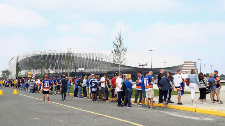 UNIONDALE, NY - SEPTEMBER 17: Fans line up for a photograph with the Stanley Cup prior to a preseason game between the New York Islanders and the Philadelphia Flyers at the Nassau Veterans Memorial Coliseum on September 17, 2017 in Uniondale, New York. (Photo by Bruce Bennett/Getty Images)