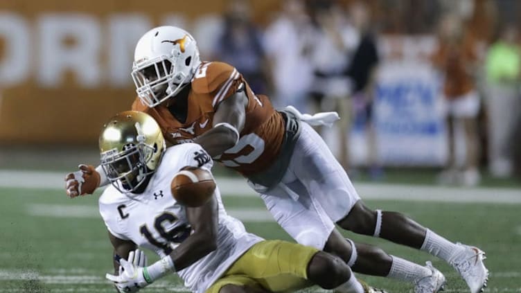 AUSTIN, TX - SEPTEMBER 04: Antwuan Davis #25 of the Texas Longhorns breaks up a pass intended for Torii Hunter Jr. #16 of the Notre Dame Fighting Irish during the first half at Darrell K. Royal-Texas Memorial Stadium on September 4, 2016 in Austin, Texas. (Photo by Ronald Martinez/Getty Images)