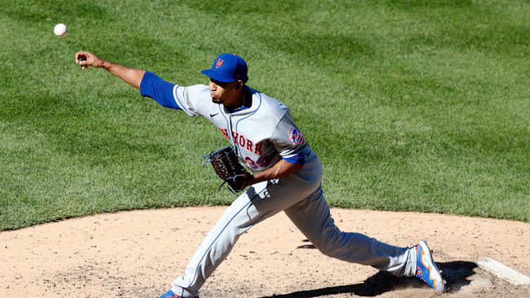 NEW YORK, NEW YORK - AUGUST 30: Edwin Diaz #39 of the New York Mets pitches during the eighth inning against the New York Yankees at Yankee Stadium on August 30, 2020 in New York City. (Photo by Jim McIsaac/Getty Images)