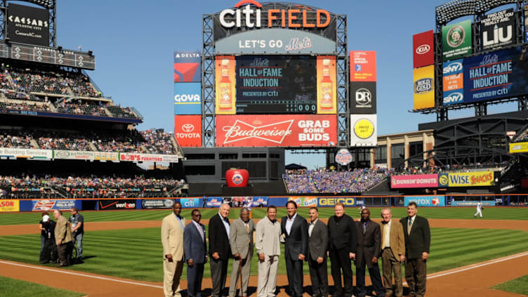 NEW YORK, NY - SEPTEMBER 29: Mike Piazza stands with former Mets players after his induction to the Mets Hall of Fame at Citi Field on September 29, 2013 in New York City. (Photo by Maddie Meyer/Getty Images)