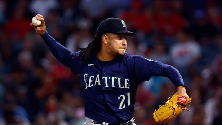 ANAHEIM, CALIFORNIA - AUGUST 15: Luis Castillo #21 of the Seattle Mariners throws against the Los Angeles Angels in the fourth inning at Angel Stadium of Anaheim on August 15, 2022 in Anaheim, California. (Photo by Ronald Martinez/Getty Images)