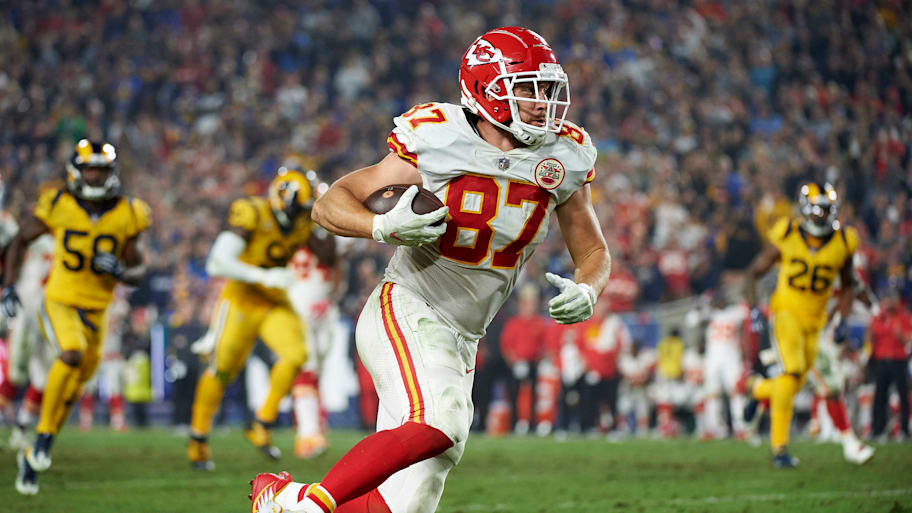 Travis Kelce runs wtih the ball against the Rams.