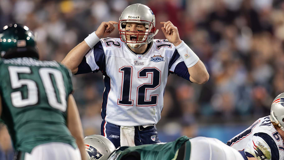 Tom Brady signals at the line during Super Bowl XXXIX against the Eagles.