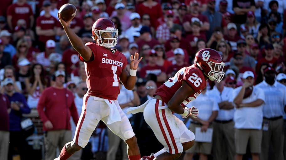 Kyler Murray passes against Kansas State in 2018.