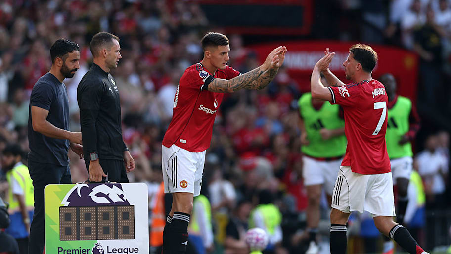 Benjamin Šeško replaces Mason Mount at Old Trafford.