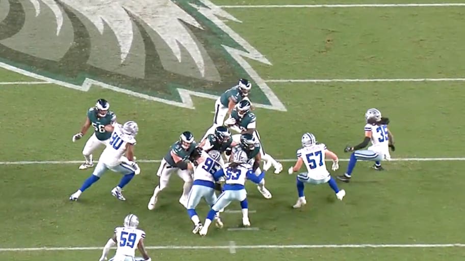 Screenshot of Eagles handing off