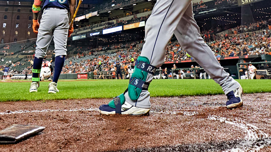 Cal Raleigh swings in on-deck circle