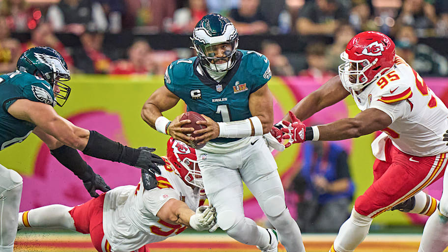  Eagles QB Jalen Hurts runs the ball against the Chiefs at the Super Bowl. 