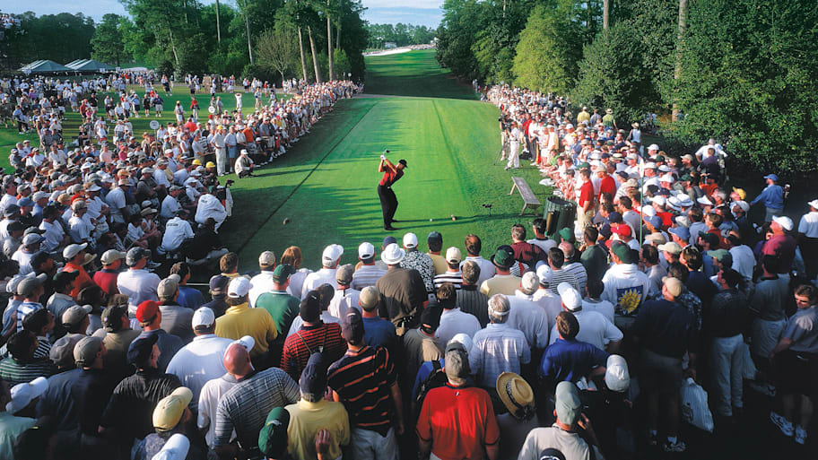 Tiger tees off on 18 at the 2001 Masters