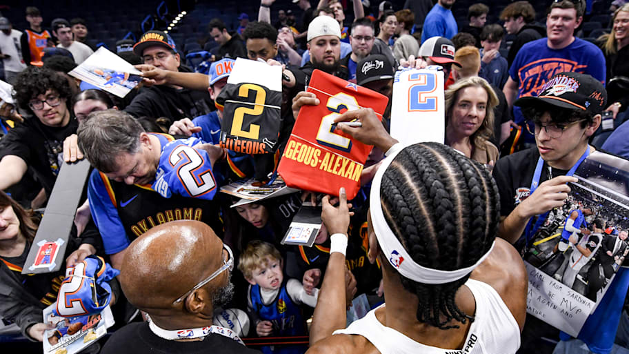 Shai Gilgeous-Alexander signs autographs for fans