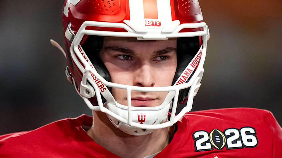 Indiana Hoosiers quarterback Fernando Mendoza