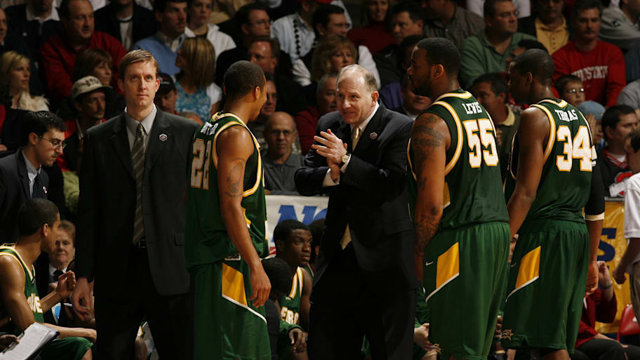 George Mason coach Jim Larrañaga with his team during the 2006 NCAA tournament.
