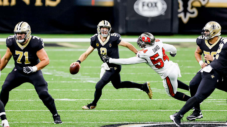 Lavonte David chases down Drew Brees.