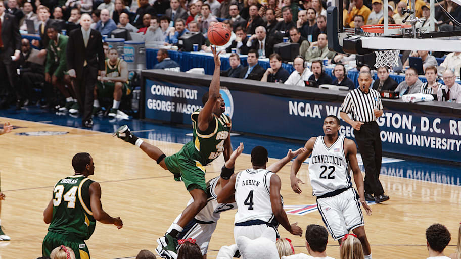 George Mason’s Folarin Campbell goes for a layup against UConn’s Ed Nelson in the 2006 Elite Eight.