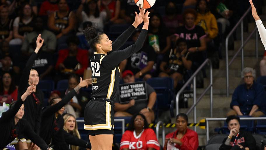 Alysha Clark shoots for the Mystics 