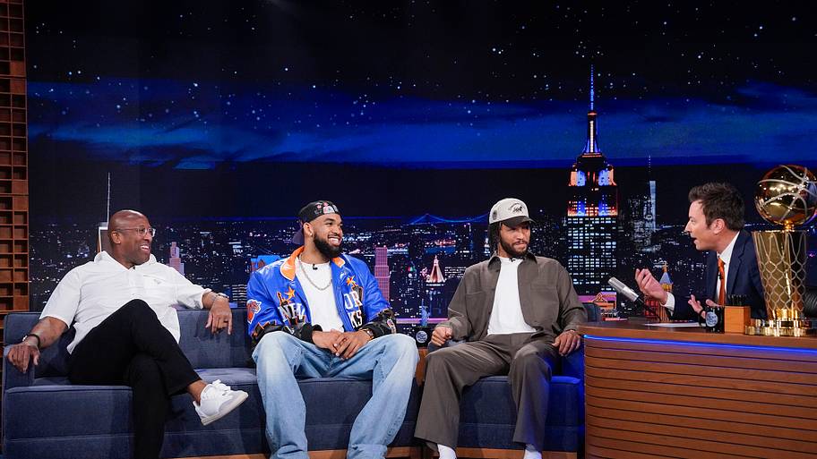 Coach Mike Brown, Karl-Anthony Towns and Jalen Brunson on “The Tonight Show Starring Jimmy Fallon.”