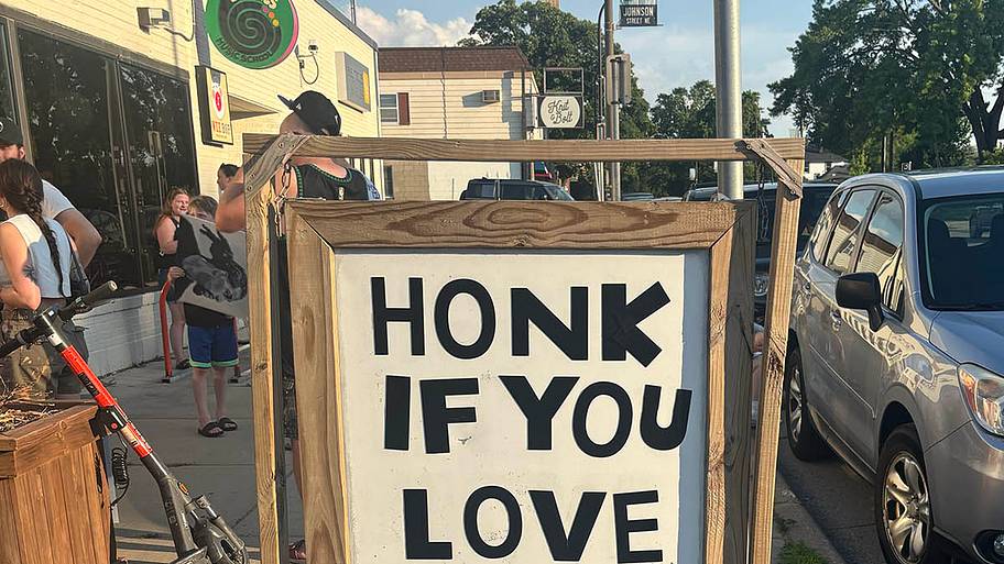 “Honk if you love Naz Reid” sign