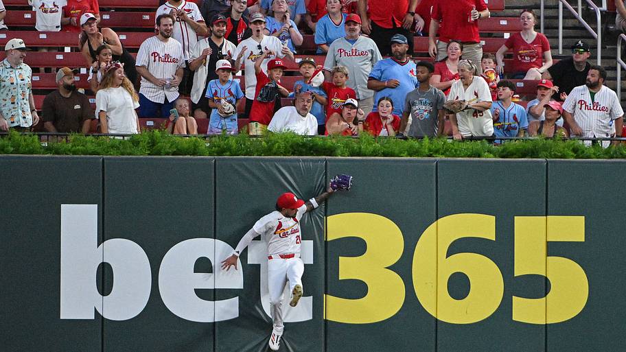 Everson Pereira makes a catch at the wall