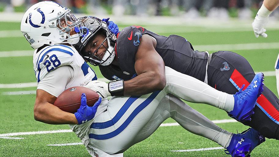 Will Anderson Jr. flattens Jonathan Taylor.