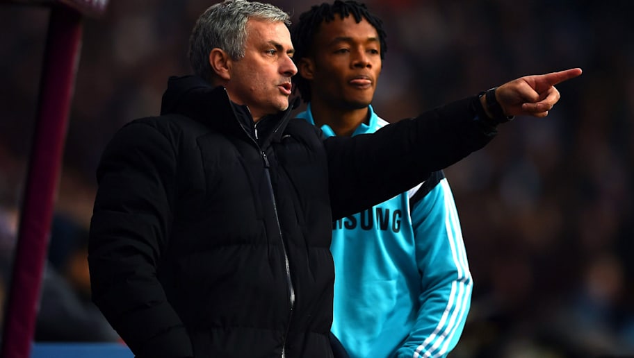 Laurence Griffiths/GettyImages BIRMINGHAM, ENGLAND - FEBRUARY 07: Jose Mourinho, manager of Chelsea speaks with new signing Juan Cuadrado of Chelsea as he prepares to come on as a substitute during the Barclays Premier League match between Aston Villa and Chelsea at Villa Park on February 7, 2015 in Birmingham, England. (Photo by Laurence Griffiths/Getty Images)