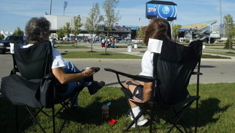 Lars Baron/GettyImages COLUMBUS, UNITED STATES - SEPTEMBER 24: WM 2003 in den USA, Columbus; Deutschland - Japan (GER - JPN); Fans warten auf den Anpfiff (Photo by Lars Baron/Bongarts/Getty Images)