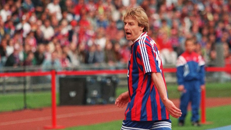 Bongarts/GettyImages GERMANY - MAY 10: FUSSBALL: BAYERN MUENCHEN - FREIBURG 0:0 10.05.97, Juergen KLINSMANN vollem Zornes nach seiner Auswechslung gegen LAKIES (Photo by Bongarts/Getty Images)