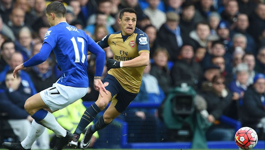 Video Alexis Sanchez Takes Mid Match Break To Sit Among Fans 90min