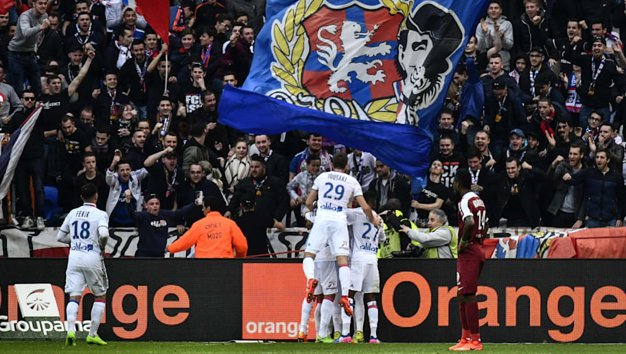 Lyon Reportedly Suing 15 Year Old Fan For Taking Selfie With Depay And Lacazette 90min