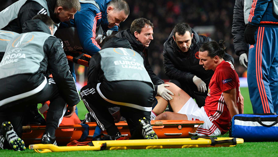 Manchester United Fans Panic Again As Zlatan Ibrahimovic Goes Off With Ugly Knee Injury 90min