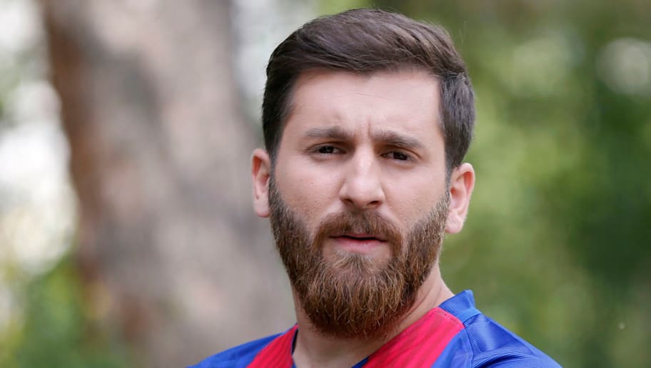 Insolite Le Sosie De Lionel Messi Finit Au Poste De Police Pour Une Raison Etonnante 90min