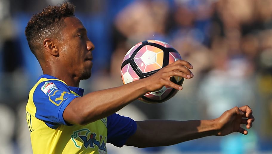 Jonathan De Guzman Posiert Bereits Mit Dem Trikot Der Frankfurter Eintracht German Site