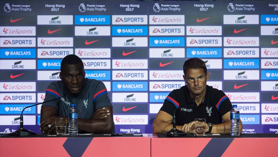 Crystal Palace manager Frank de Boer (R) and player Christian Benteke (L) attend a press conference of the Premier League Asia Trophy football tournament in Hong Kong on July 21, 2017. / AFP PHOTO / ISAAC LAWRENCE        (Photo credit should read ISAAC LAWRENCE/AFP/Getty Images)