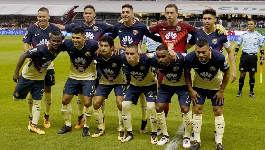 MEXICO CITY, MEXICO - AUGUST 05:  Team of America pose prior to the 3rd round match between America and Pumas UNAM as part of the Torneo Apertura 2017 Liga MX at Azteca Stadium on August 05, 2017 in Mexico City, Mexico. (Photo by Jaime Lopez/LatinContent/Getty Images)
