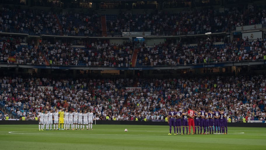 MADRID, SPAIN - AUGUST 23: Real Madrid CF and ACF Fiorentina players hold a minute of silence in memory of the recent victims of the Barcelona terrorist attack before the Santiago Bernabeu Trophy match between Real Madrid CF and ACF Fiorentina at Estadio Santiago Bernabeu on August 23, 2017 in Madrid, Spain. (Photo by Denis Doyle/Getty Images)