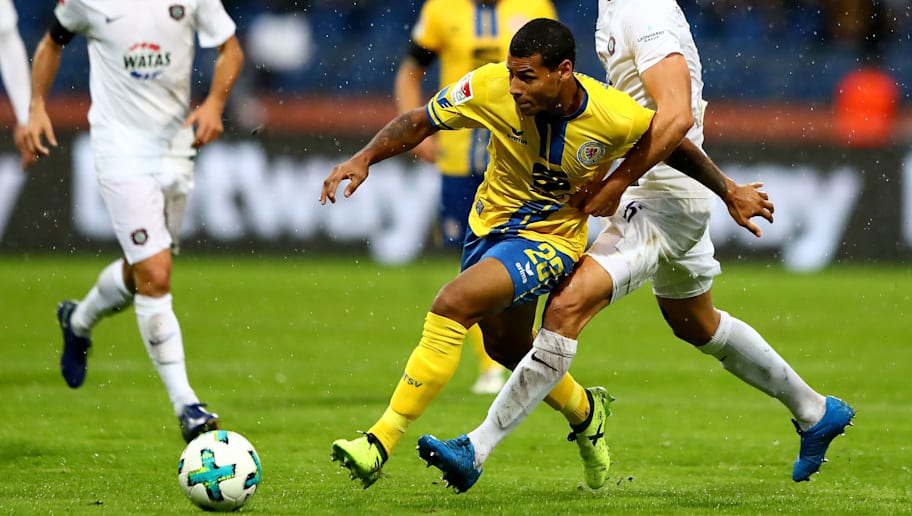 Martin Rose/GettyImages BRAUNSCHWEIG, GERMANY - AUGUST 18: Onel Hernandez (L) of Braunschweig and Dominik Wydra of Aue battle for the ball during the Second Bundesliga match between Eintracht Braunschweig and FC Erzgebirge Aue at Eintracht Stadion on August 18, 2017 in Braunschweig, Germany. (Photo by Martin Rose/Bongarts/Getty Images)