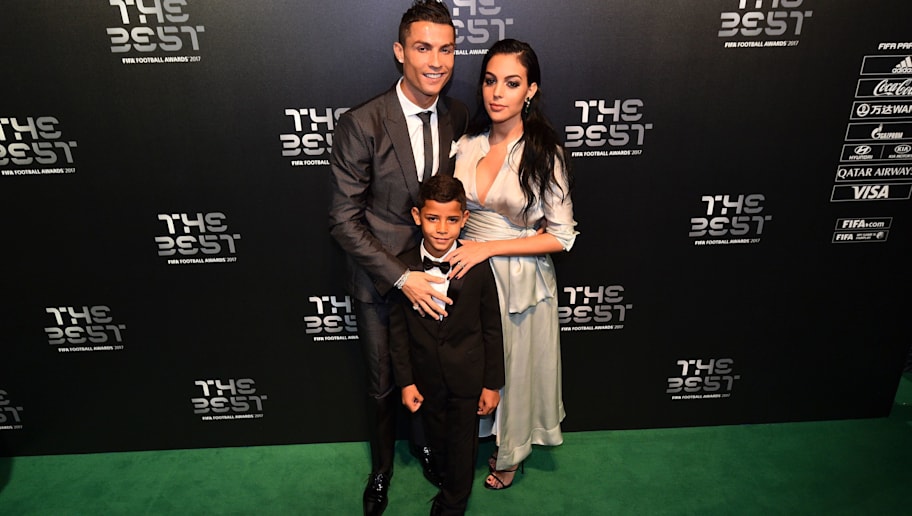 Cristiano Ronaldo Nun Kizi Alana Martina Dunyaya Geldi 90min Takım otobüsünde en arkada oturan ronaldo , uçaklarda ise en önde oturup, uçaktan ilk çıkan isim oluyor. cristiano ronaldo nun kizi alana